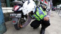 Polisi Cabut Pentil Motor yang Parkir Sembarangan