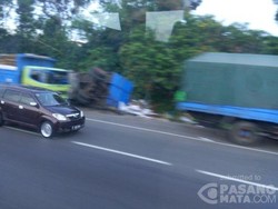 Hati-hati, Gandengan Truk Terbalik di KM 21 Tol Cikampek arah Jakarta