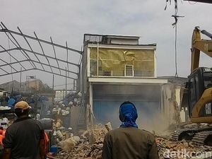 Warteg Hingga Tempat Usaha Lainnya di Tanah Negara di Tegal Alur Dibongkar