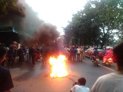 Mahasiswa IISIP Demo Bakar Ban di Jalan, Lalin Arah Pasar Minggu Macet