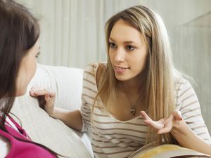 Kapan Anda Tidak Perlu Curhat ke Teman Tentang Hubungan Asmara?