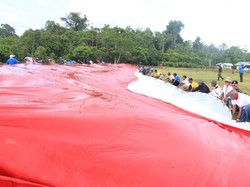 Bendera Merah Putih Raksasa Dibentangkan di Perbatasan RI-Papua Nugini
