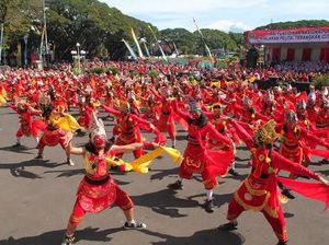 1.000 Penari Topeng Peringati Hari Pendidikan di Alun-Alun Tugu Malang