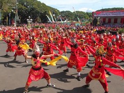 1.000 Penari Topeng Peringati Hari Pendidikan di Alun-Alun Tugu Malang