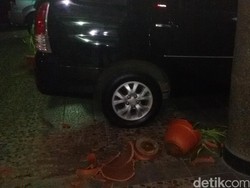 Pot-pot Pecah, ini Penampakan Kericuhan Mahasiswa UGM saat Kejar Rektor