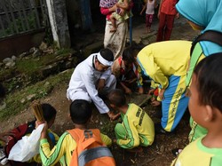 Hardiknas di Purwakarta, Bupati Dedi dan Pelajar Bersih-bersih Lingkungan