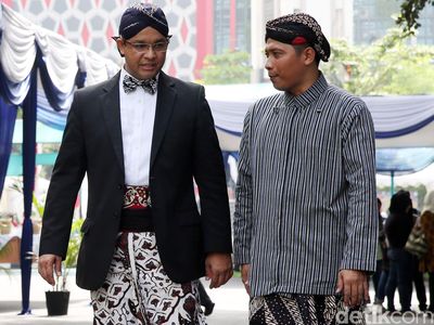 Anies Baswedan Pimpin Upacara Peringatan Hardiknas