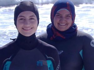 3 Hijabers Peselancar Ungkap Cerita Berselancar Pakai Hijab