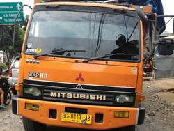 Ada Truk Muatan Kayu Terperosok, Jalan Jagakarsa Raya Macet