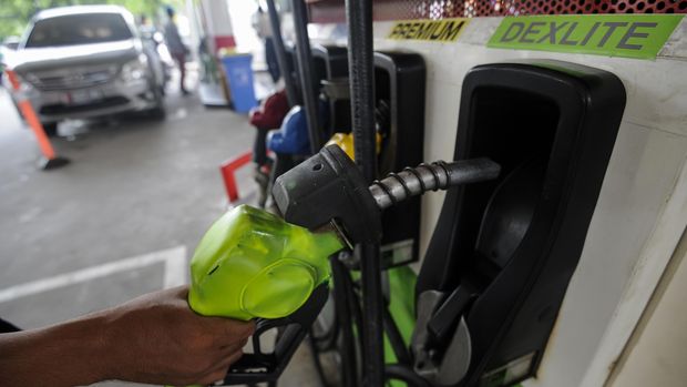 Petugas bersiap mengisi BBM non subsidi terbaru Pertamina Dexlite pada mobil di SPBU, Jalan Abdul Muis, Jakarta Pusat, Jumat (15/4). Pertamina resmi meluncurkan BBM jenis Dexlite dengan harga Rp6.750 per liter untuk kendaraan bermesin diesel dan melakukan uji coba pemasaran BBM tersebut di 33 SPBU di DKI Jakarta, Jawa Barat, dan Banten. ANTARA FOTO/Sigid Kurniawan/pd/16.