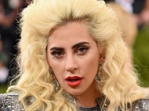 Top Model Dunia Asyik Selfie di Kamar Mandi, Lady Gaga Pilih Duduk Sendirian