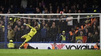 Mimpi Spurs untuk memperpanjang napas dalam perebutan gelar juara Liga Inggris akhirnya sirna setelah Chelsea membukukan dua gol di babak kedua. Gary Cahill dan Eden Hazard yang mencetak dua gol itu. Reuters/Dylan Martinez.