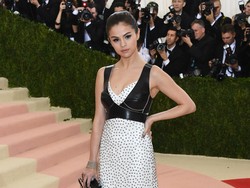 Selena Gomez Akan Sumbangkan Penjualan Tiket Konser untuk Penelitian Lupus