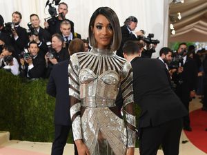 Jourdan Dunn Rawat Bibir dengan Lip Scrub Buatan Sendiri