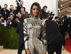 Jourdan Dunn Rawat Bibir dengan Lip Scrub Buatan Sendiri