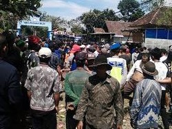 Warga Blokade Akses Masuk Pangkalan TNI AU Abdulrachman Saleh