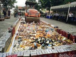 Polisi Sita Ratusan Botol Miras di Pondok Gede