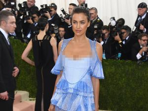 Irina Shayk Curi Perhatian di Met Gala 2016