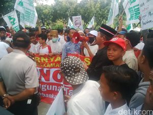 Massa Demo Tolak Reklamasi dan Penggusuran di Balai Kota