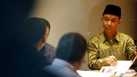 Dalam pertemuan itu mereka juga menyerahkan surat yang ditandatangani sebagai bukti mendukung KLB.