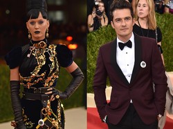 So Cute! Katy Perry dan Orlando Bloom Bawa Tamagotchi ke Met Gala 2016