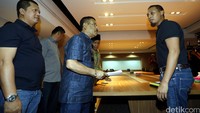 Manajer Persib Bandung Umuh Muchtar (tengah) meninggalkan kantor PSSI usai pertemuan.