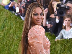 Beyonce Bawa Penggemar Lihat Proses Pembuatan Kostum Konsernya yang Mewah