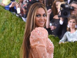 Beyonce Memakai Dasi Rancangan Tukang Sapu Gereja