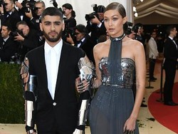 Temani Gigi Hadid di Red Carpet, Zayn Malik Pakai Lengan Besi Ala Robocop
