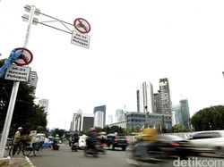 Dishub Copot Papan Rambu Larangan Motor di HI-Monas