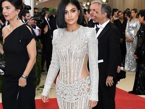 Gaya Sederhana Kylie Jenner di Ultah Ke-23, Pakai Korset Kristal