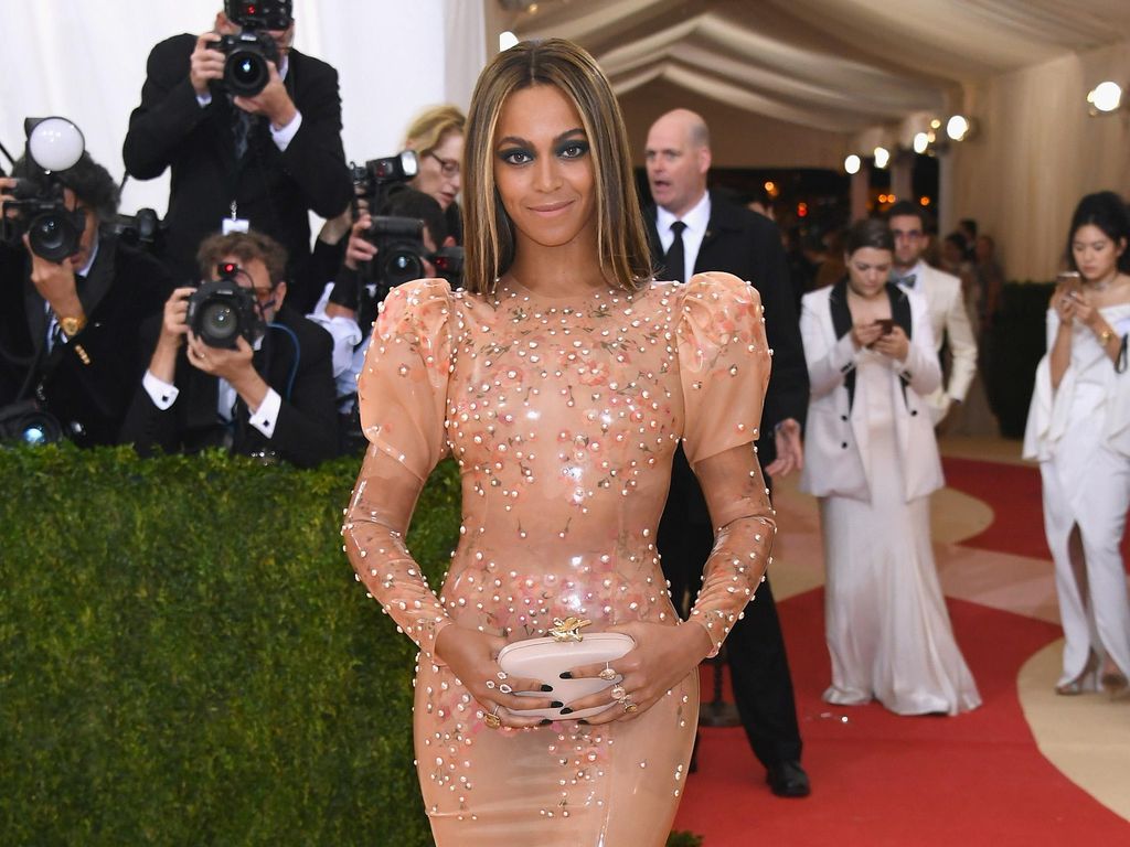 Foto: 10 Gaya Beyonce dengan Gaun Ketat Lengan Panjang