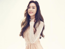 Jessica Jung Tiduran dalam Bathtub di Tengah Gurun