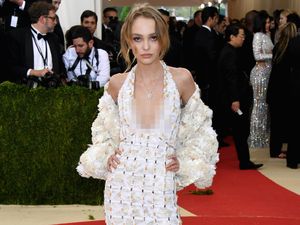 Cantiknya Putri Johnny Depp Hadiri Pesta Prom Sekolah