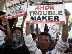 Demo di KPK Ricuh, Polisi Tembakkan Gas Air Mata