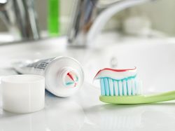 Mengatasi Napas Bau Selain dengan Gosok Gigi