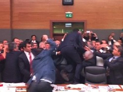 Rapat Ricuh, Anggota Parlemen Turki Saling Tendang dan Pukul