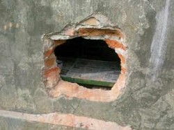 Pencuri Bercadar Gasak Uang Puluhan Juta dan Rokok Terekam CCTV