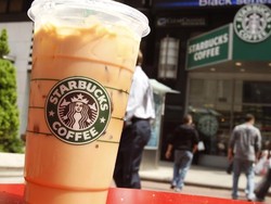 Starbucks Dituntut Rp 65 Miliar karena Terlalu Banyak Taruh Es Batu dalam Minuman