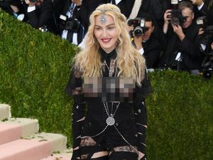 Madonna Kepergok Ciuman dengan Idris Elba Madonna Kepergok Ciuman dengan Idris Elba