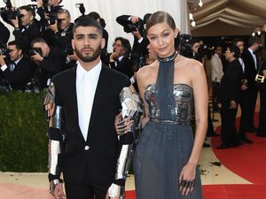 Dikabarkan Putus, Gigi Hadid Masih Pakai Kalung Inisial Zayn Malik