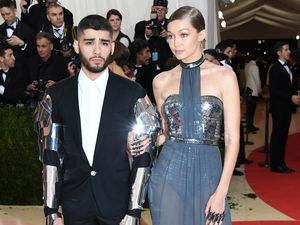 Gandeng si Seksi Gigi Hadid, Zayn Malik Bertangan Robot di Met Gala