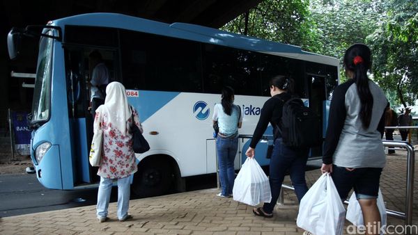 Bus TransJakarta Terkoneksi Stasiun KRL