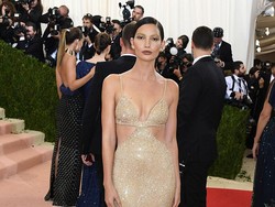 Lily Aldridge Suka Makan Salad Pakai Cabai