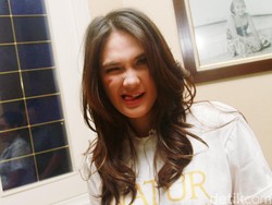 Luna Maya Kolaborasi Bisnis Fashion Bersama Ayu Ting Ting