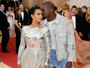 Ini Alasan Kim Kardashian Selalu Bela Kelakuan Kanye West