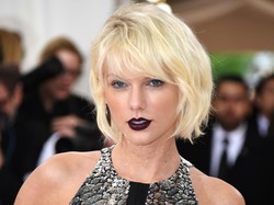 Trik Pakai Lipstik Hitam ala Selebriti Tanpa Terkesan Gothic