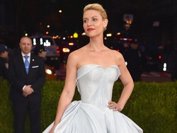 Wow! Claire Danes Pakai Gaun Cinderella yang Bisa Menyala Dalam Gelap