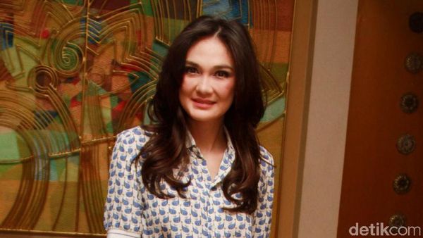 Gaya Luna Maya dengan Jeans Robek