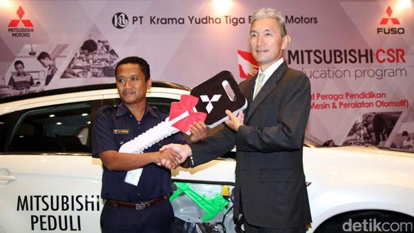 Mitsubishi Serahkan 12 Mobil untuk SMK